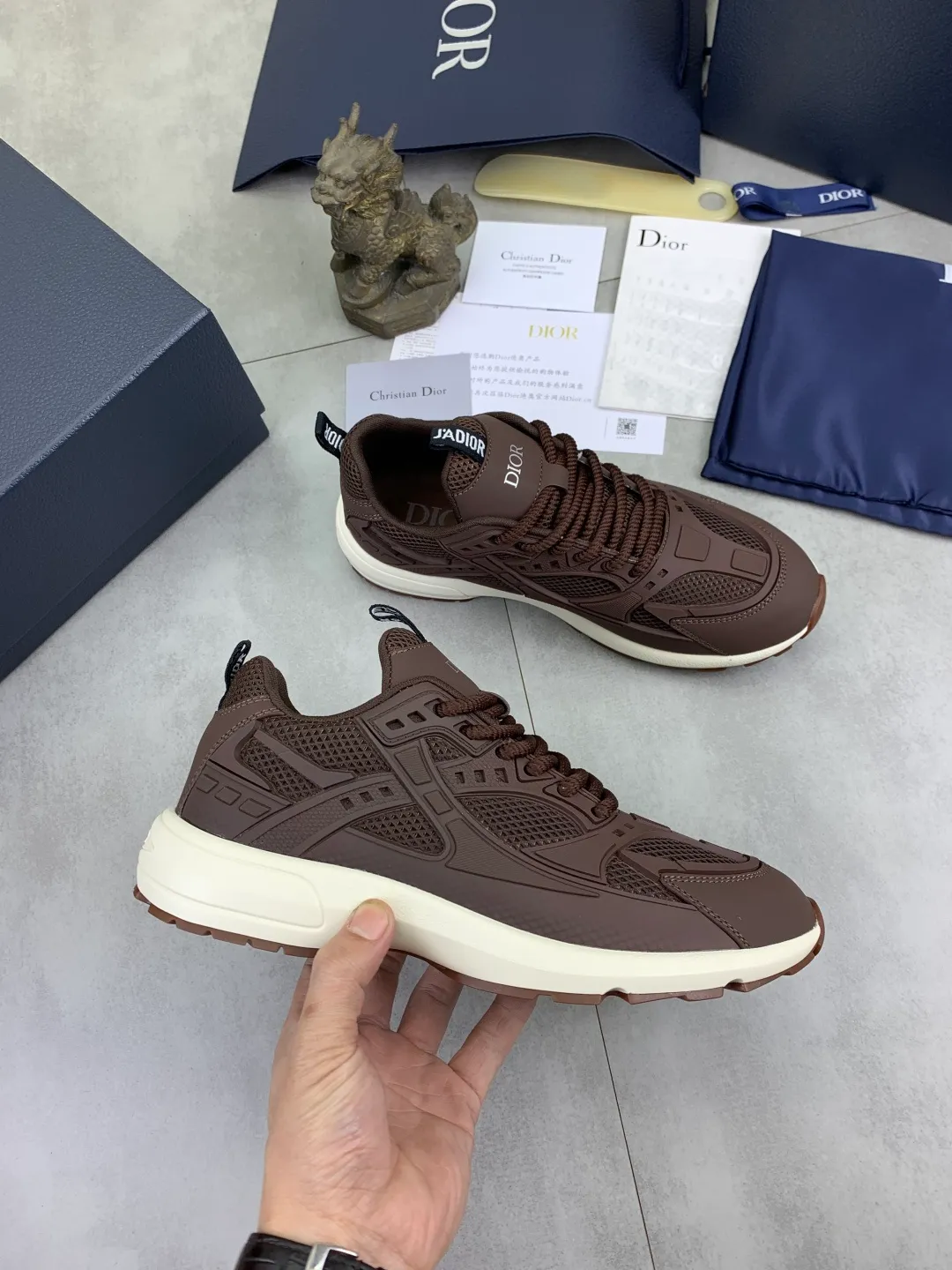 Men's Men's Shoes P600💰💎💎💎Top quality DIOR men's low-top sneakers series Newly launched this season, this low-top sneaker is one of the flagship styles of the series. Crafted from cowhide leather uppers combined with mesh and white technical fabric, it's finished with reflective graphic logos. Featuring logos on the heel and tongue, the extra-light sculpted rubber sole with signature embellishments enhances style, and internal stretch details create an ideal comfort fit that pairs well with a variety of casual looks. Shows fashionable and modern sports style Size:39-45 (38 46 customized)